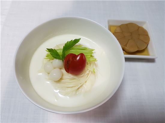 [한국의 맛] 무더운 여름에 안성맞춤! 시원하고 고소하며 영양 가득한 ‘잣국수’