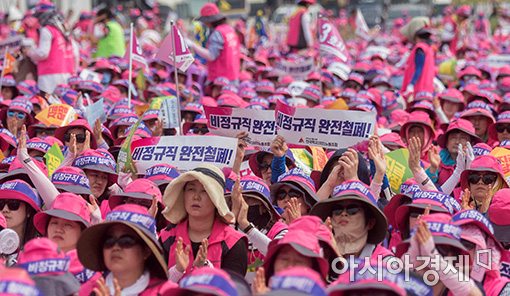 [포토]광장 가득메운 분홍빛 물결
