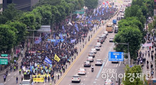 [포토]차벽·진압경찰 사라진 도심행진