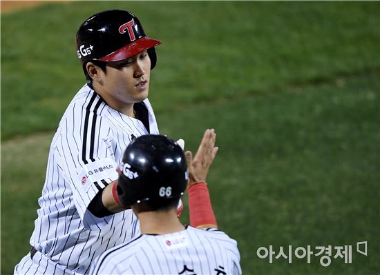 [포토]유강남, '한승혁 상대로 시즌 5호 홈런'