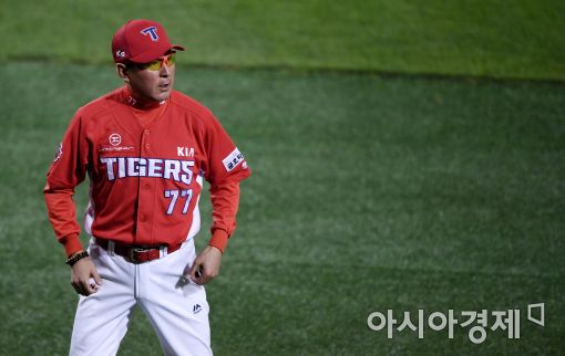 [포토]어필하는 KIA 김기태 감독