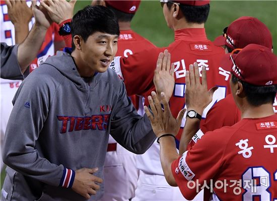 [포토]정용운, '시즌 3승 하이파이브'