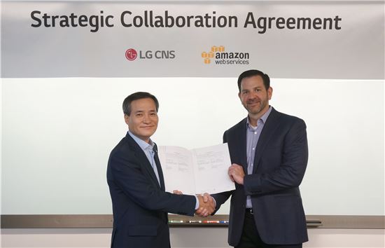 LG CNS가 국내 기업으로는 처음으로 글로벌 클라우드 1위 기업 AWS와 전략적 파트너십을 체결, 국내 클라우드 시장 본격 공략에 나선다. 원덕주 LG CNS 전무(왼쪽)와 AWS 글로벌 파트너 에코시스템 부사장 테리 와이즈(Terry Wise).