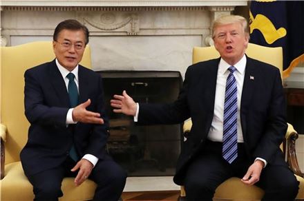 문재인 대통령과 도널드 트럼프 미국 대통령이 지난달 30일 오전(현지시간) 워싱턴 백악관에서 단독정상회담을 하고 있는 모습.