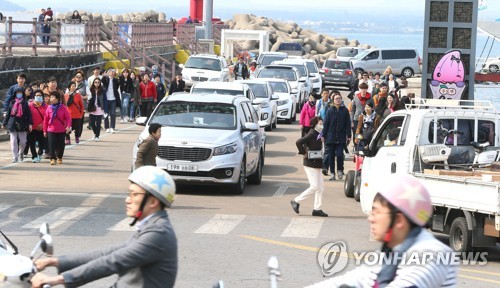 지난 4월 우도 천진항에 도착한 도항선에서 내린 탐방객과 렌터카들이 이동하는 모습. 사진=연합뉴스 


