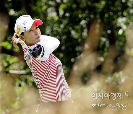 최운정 선두 복귀 "하루 남았어"