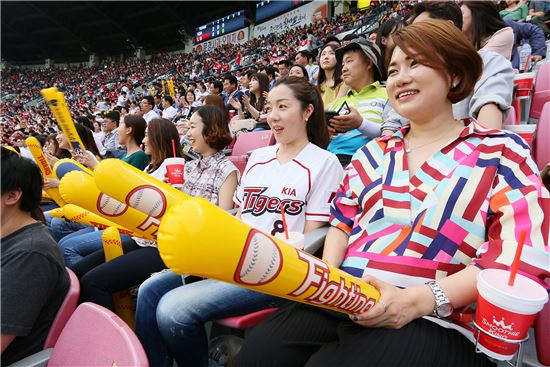 지난달 30일 서울 잠실야구경기장에서 신세계푸드 임직원 400여명이 프로야구 관람을 하며 즐거운 시간을 보냈다. 이날 행사는 신세계푸드가 창립 22주년을 기념하고 임직원들의 소통과 사기진작을 위해 열었다