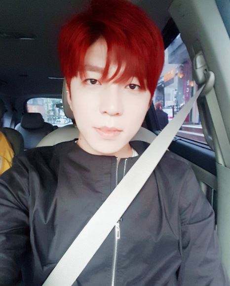 '복면가왕' 스머프 유키스 수현, 근황 포착…강렬한 레드헤어 '훈훈'