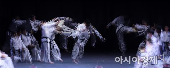 [김현민의 포토리포트]왔다 남으로, 가자 북으로…남북대화 태권기합