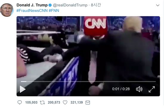 트럼프, 트위터에 'CNN기자 때리는 패러디영상' 올려