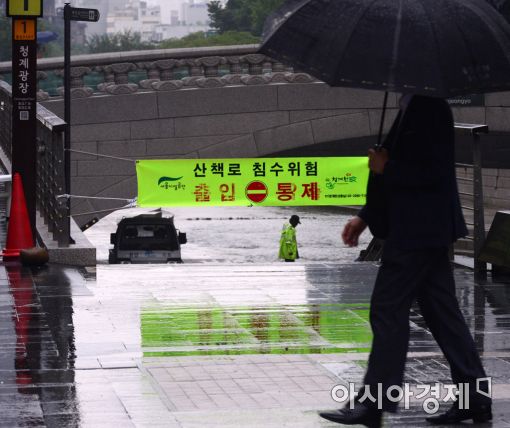 [포토]장맛비에 출입통제된 청계천