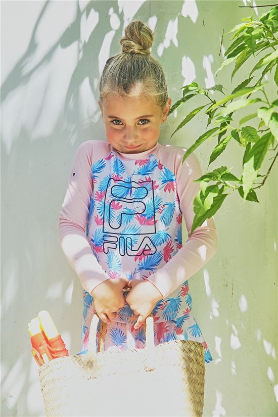 "안심 물놀이하자" 휠라키즈, '바캉스 래시가드 컬렉션' 출시