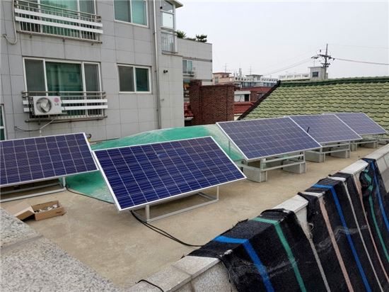 서대문구 북가좌2동 행복한에너지자립마을 활동가들이 주민 기부금으로 틈새계층 이웃을 위해 설치한 ‘주택용 태양광 발전시설’