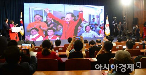 민주당 "홍준표 신임 당대표 기대 커…협치 정신 부탁"