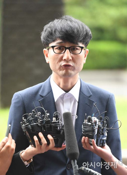 [포토]취재진 질문에 답하는 이준서 