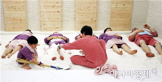 “장흥군 우드랜드 편백소금집 입장권, 농협에서 구매하세요”