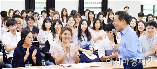 윤장현 광주광역시장은 3일 오후 광산구 광주시공무원교육원에서 사회복지 신규 임용 후보자 교육생을 대상으로 ‘시정시책 공감토크’를 열어 시정철학을 공유하고 광주의 미래를 주제로 이야기를 나누고 있다./광주광역시 제공   