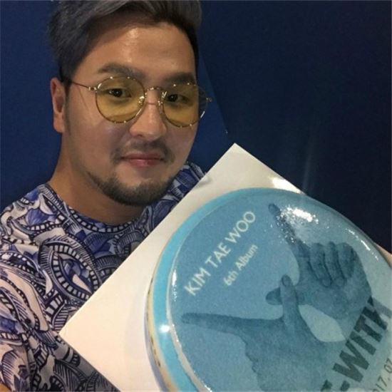 김태우, 새 앨범 공개한 날  팬들에게 받은 선물 인증…“떡 케? 대박 고마워요”