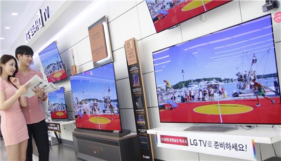 LG전자가 이달 말까지 전국 판매점에서 프리미엄 TV 인기 제품을 할인한다. LG전자는 55형 올레드 TV를 319만원부터, 65형 슈퍼 울트라HD TV(일명 나노셀 TV)를 320만원부터 판매한다. LG전자 모델들이 LG 베스트샵 매장에서 LG 올레드 TV를 살펴보고 있다.
