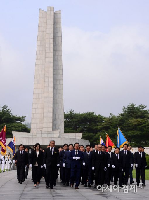 [포토]현충탑 참배 마친 자유한국당