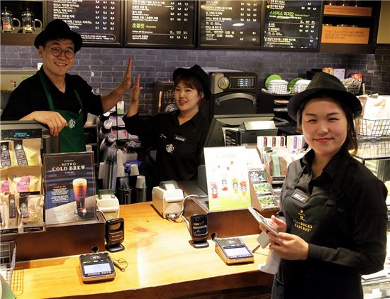 스타벅스, 여성친화 근무환경 박차…육아휴직 2년까지 확대