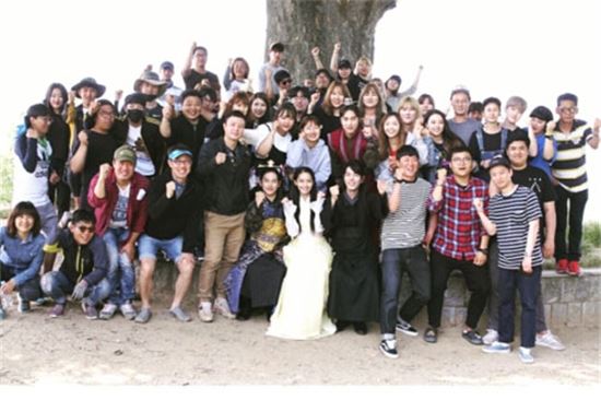 임윤아,새 월화드라마 ‘왕은 사랑한다’ 촬영 인증샷…방송 전 이미 마지막 촬영?