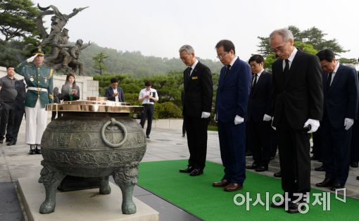 [포토]홍준표 신임 대표, 현충원 참배