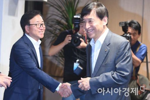 [포토]악수하는 이주열 총재-이동근 부회장 