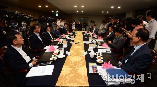 이주열 한국은행 총재(오른쪽 세 번째)가 4일 오전 서울 태평로 한은 삼성본관에서 열린 경제동향간담회에서 모두발언을 하고 있다.
