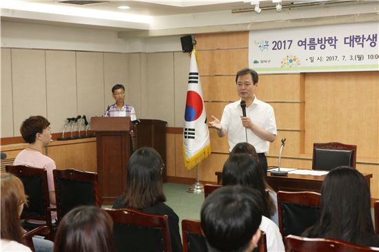 박겸수 강북구청장이 대학생 아르바이트생들에게 오리엔테이션을 하고 있다.