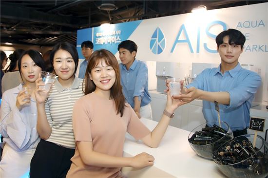 메가박스 코엑스점에 마련된 아이스 바에서 고객들이 코웨이 아이스(AIS) 스파클링 워터를 즐기고 있다. 