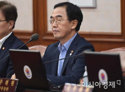 [포토]생각에 잠긴 조명균 신임 통일부 장관