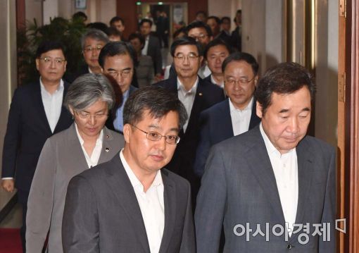 [포토]국무회의장으로 향하는 국무위원들