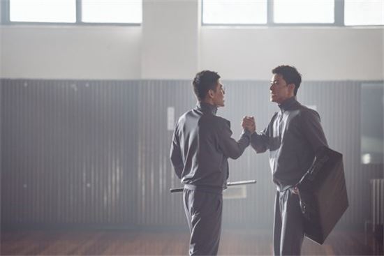 ‘청년경찰’ 박서준·강하늘, 청춘 콤비의 완벽한 호흡  돋보인 스틸 공개