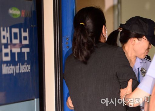 [포토]검찰 조사받으러 가는 이유미 