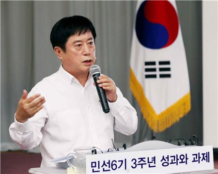 정찬민의 '뚝심'…전국최초 무상교복 추진