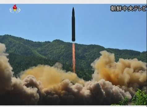 4일 북한이 공개한 대륙간탄도미사일(ICBM) 발사 당시 모습. (사진=NHK영상 캡처)