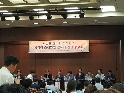 ▲4일 서울 명동 은행회관에서 열린 '수송용 에너지 상대가격 합리적 조정방안 검토에 관한 공청회'에서 참석자들이 토론을 하고 있다. 