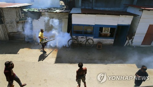 4일 스리랑카 수도 콜롬보에서 뎅기열 확산을 막기 위해 방역작업이 이뤄지고 있다.[AP=연합뉴스]