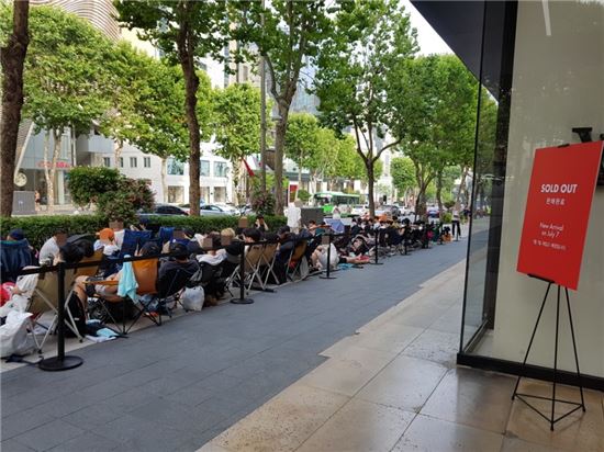 '루이뷔통x슈프림' 협업제품이 재입고된다는 소식을 듣고 몰려든 구매자들이 판매 매장 앞에서 노숙하고 있는 모습.(사진=조호윤 기자)   