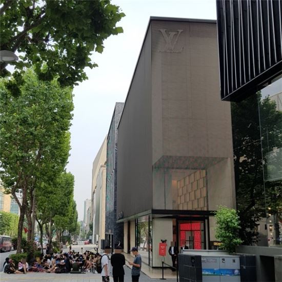 4일 오후 6시께 강남구 청담동에 위치한 해외 명품 브랜드 루이뷔통 글로벌 매장 앞에는 100여명의 장사진이 형성됐다. 오는 7일 '루이뷔통x슈프림' 협업제품이 재입고된다는 소식을 듣고 몰려든 구매자들이다.(사진=조호윤)   