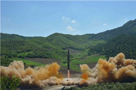 "北, 미사일 기술 진전…ICBM 실전배치는 시간 걸릴 듯"