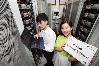 KT가 융합형 ESS(Energy Storage System:에너지 저장장치) 사업을 본격 추진한다. 경기도 구리에 있는 농수산물센터에서 KT 모델이 KT-MEG을활용한 ESS 원격관제를 시연하고있다.