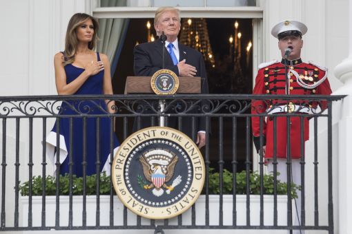 [이미지출처=EPA연합뉴스] 도널드 트럼프 미국 대통령과 부인 멜라니아 여사가 백악관 독립기념일 행사중 국가가 울려퍼지자 가슴에 손을 얹고 있다.