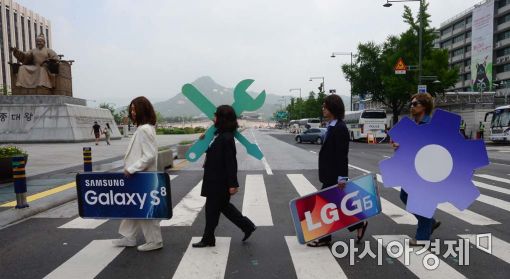 [포토]삼성과 LG에 전해라 