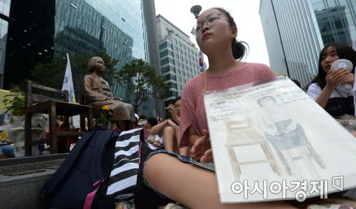 [포토]'평화의 소녀상 옆에서'