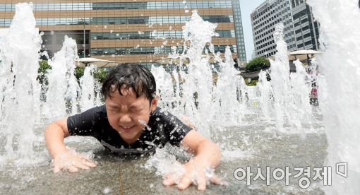 [포토]광장은 나의 물놀이터!