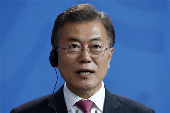 文대통령 지지율 76.6% 소폭↑…한국당, 고령층결집