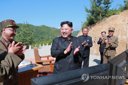 김정은 북한 노동당 위원장이 지난 4일 대륙간탄도미사일(ICBM) 화성-14형 발사를 지켜보며 기뻐하고 있다. 사진=연합뉴스