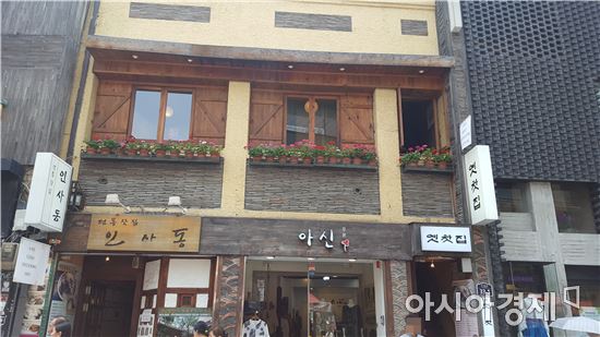 [르포:골목상권 흥망성쇠②]젊어진 인사동…한복 유행에 대여점만 10여곳  생겨